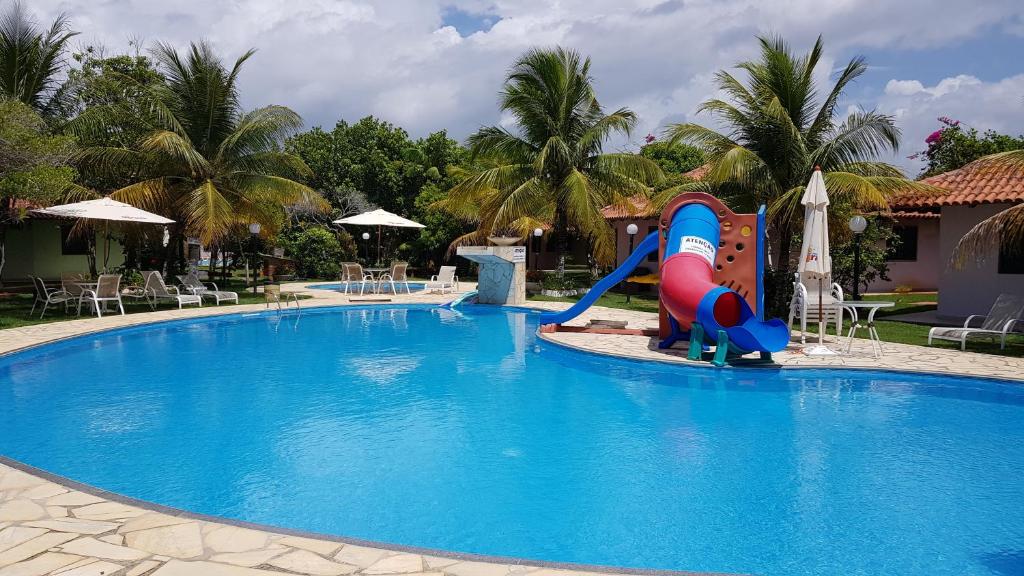 普拉杜Hotel Residencial do Mirante的度假村内带滑梯的游泳池