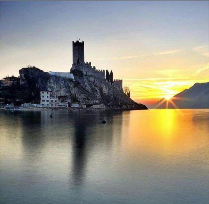 马尔切西内casa caberlon的日落时分在水中的一个岛上的城堡