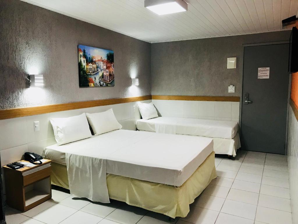 累西腓国际大酒店的酒店客房设有两张床和一张桌子。