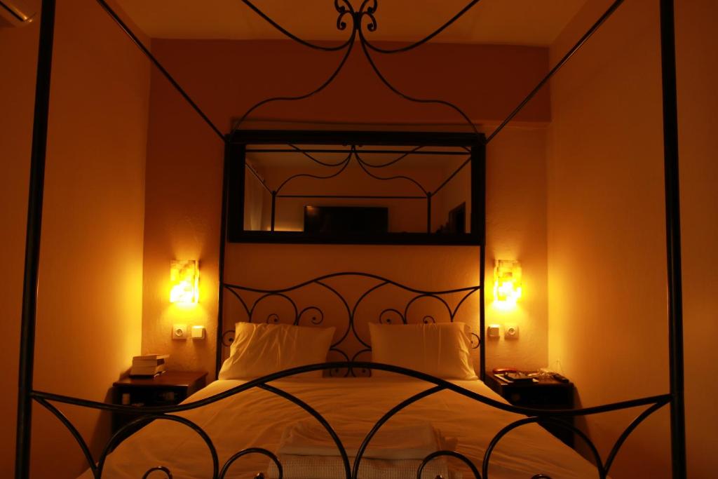 沃尔沃罗Katina's House的卧室配有带白色枕头的大床