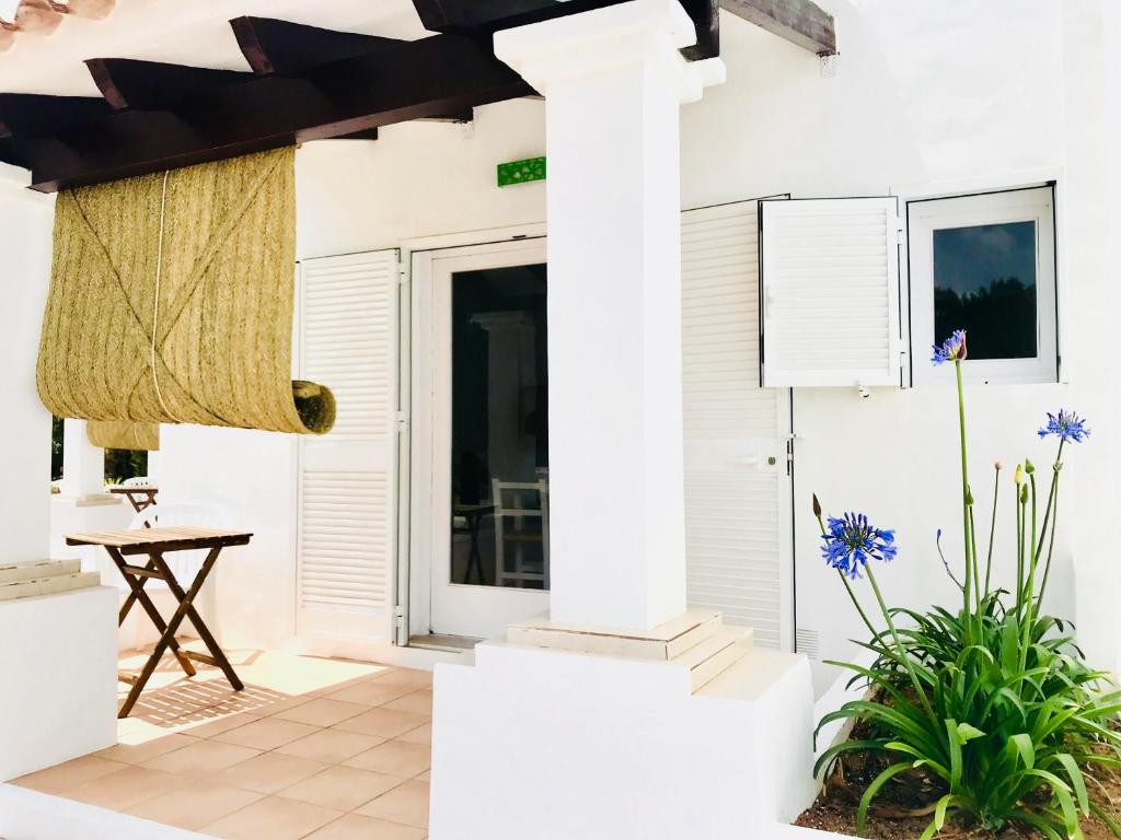 卡拉索纳Can Chumbera Formentera的白色的房屋,设有白色的柱子和桌子