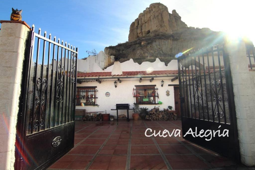 瓜迪克斯cueva alegria的通往一座山底建筑的大门