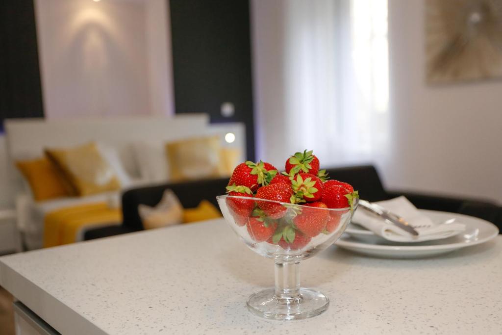 斯普利特费克提里公寓的盘子上的一碗草莓