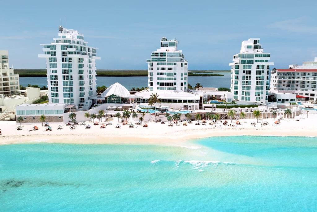坎昆Oleo Cancun Playa All Inclusive Resort的享有大楼前的海滩景致