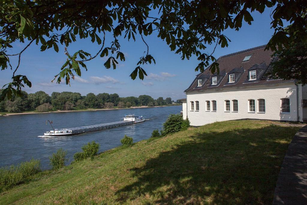 杜塞尔多夫施恩兰伯格酒店的船屋旁的河上船