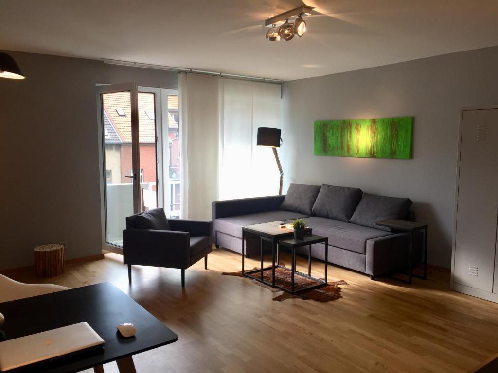 杜塞尔多夫21st Appartement的客厅配有沙发和桌子