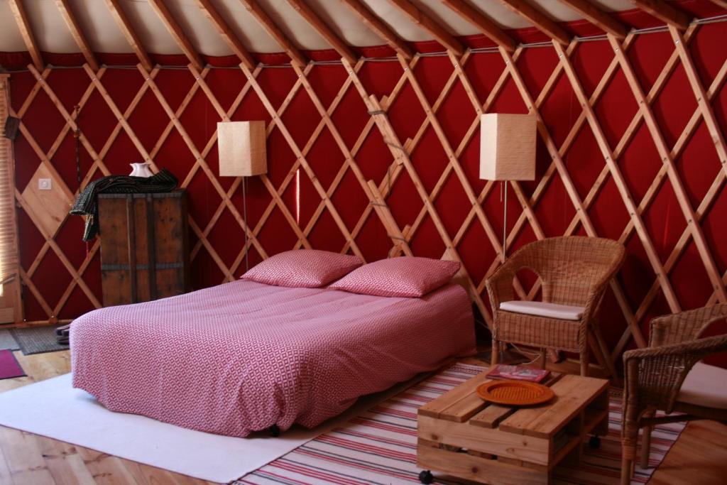 Bonneval月特恩特拉斯酒店的蒙古包内一间卧室,配有一张床