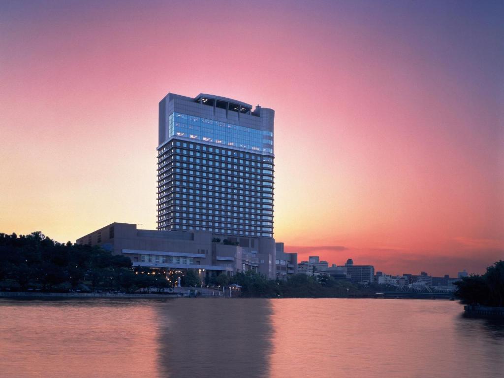 大阪大阪帝国酒店的水体边高大的建筑物