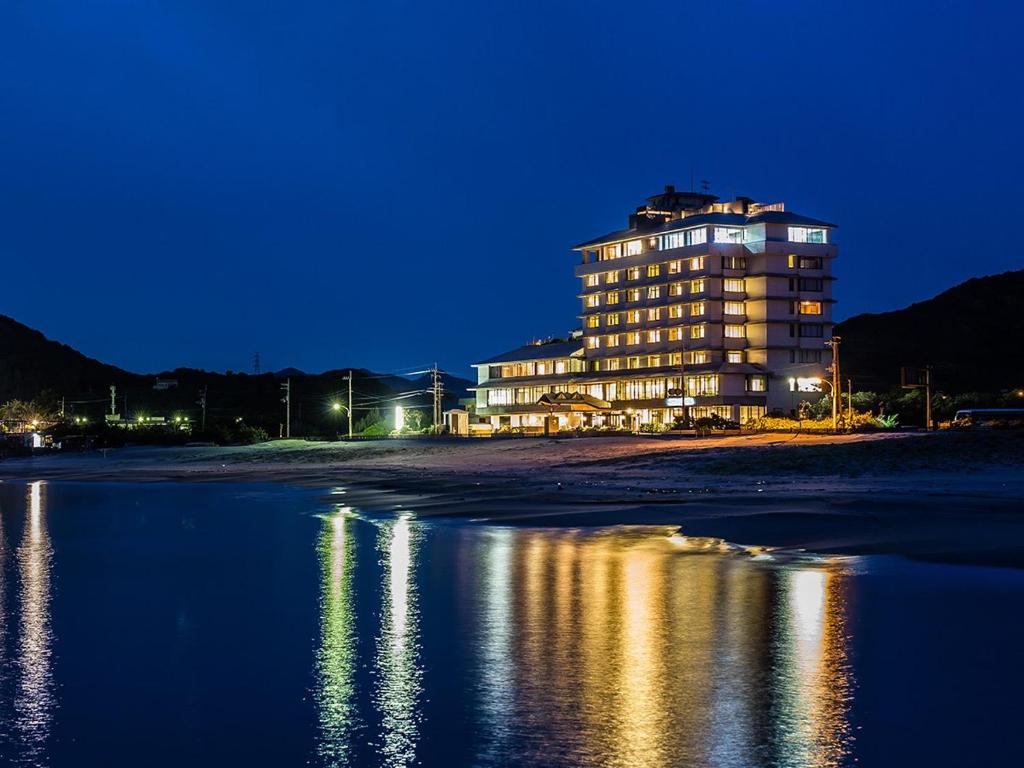 鸣门市凯格苏火影忍者日式旅馆的海滩上的一座建筑