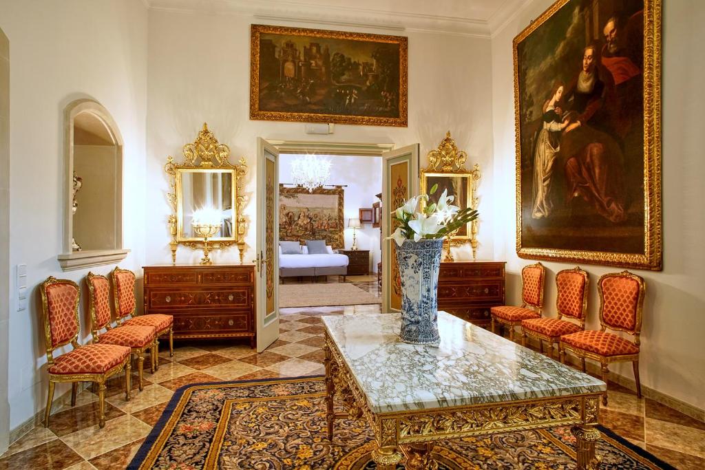 马略卡岛帕尔马Casa Delmonte - Turismo de Interior的客厅,桌子上放着花瓶