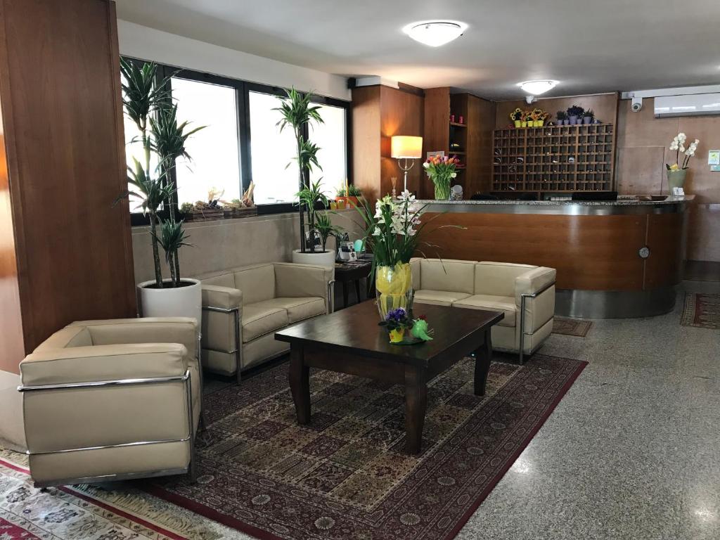 维罗纳维亚利威尼斯酒店的大堂配有沙发和鲜花桌