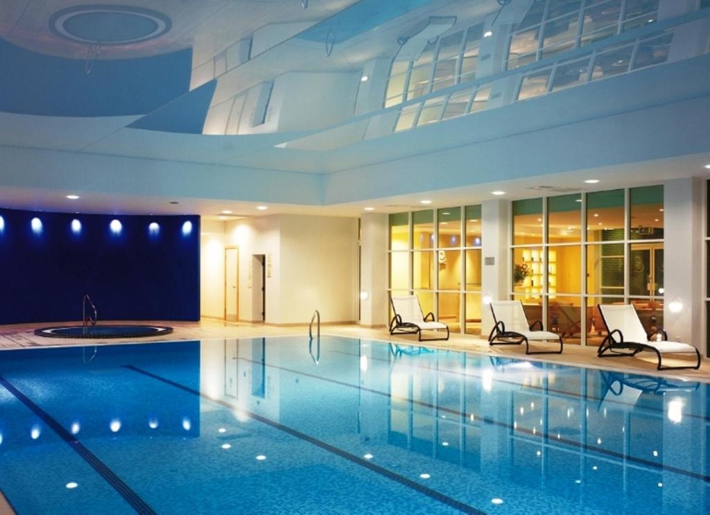 纽伯里Regency Park Hotel, Health Club & Spa的一座带椅子的大型游泳池