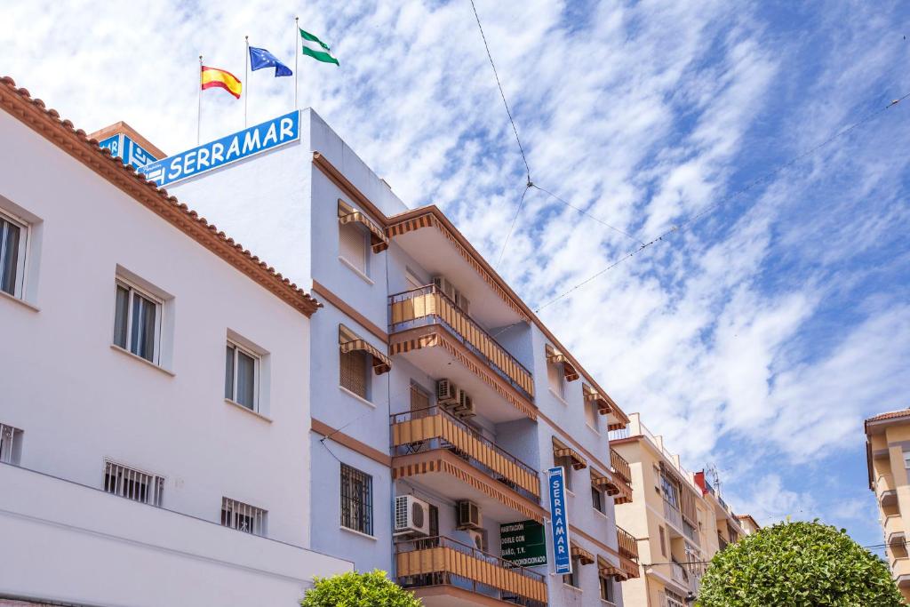 贝纳尔马德纳瑟拉玛尔酒店的建筑顶部有两面旗帜的酒店