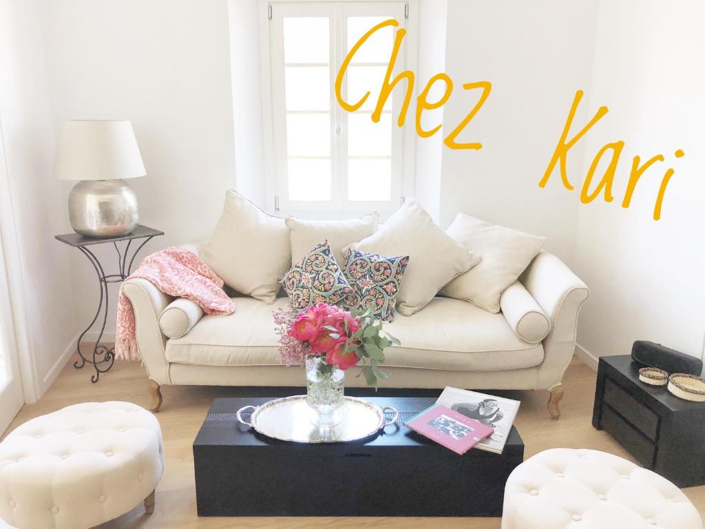 尼斯Chez Kari-top location in charming old town的客厅配有白色的沙发和桌子