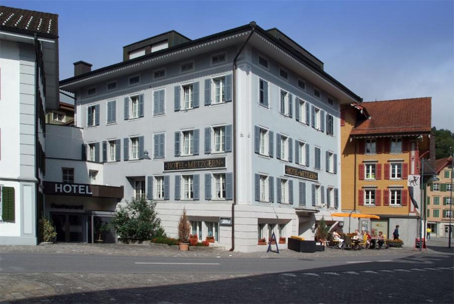 萨尔嫩梅茨根酒店的街道边的白色大建筑