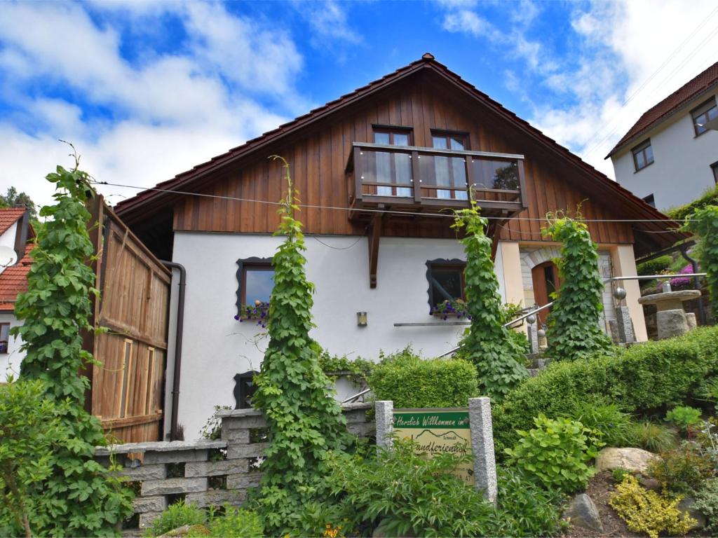 LangenbachQuaint Farmhouse in Langenbach near the Lake的一座带木屋顶的房子