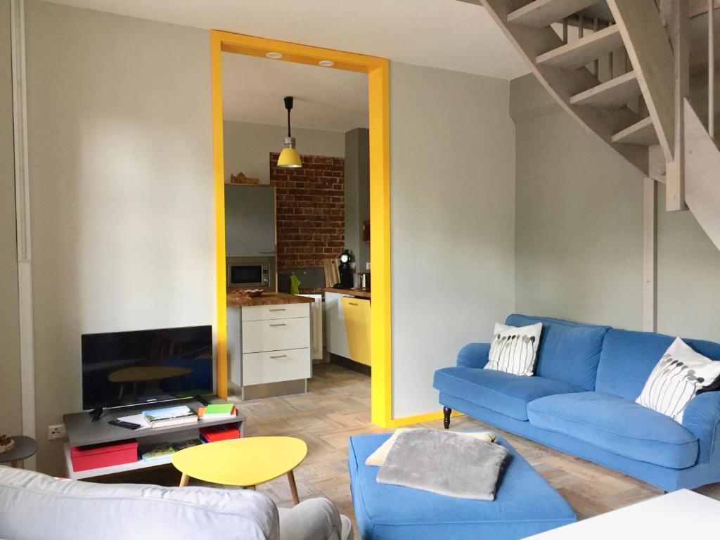 Oranienbaum-WörlitzAMPELHAUS®的客厅配有蓝色的沙发和电视