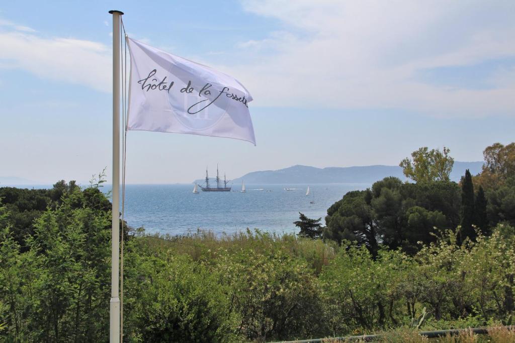 勒拉旺杜Hôtel de La Fossette的水中带船的白旗