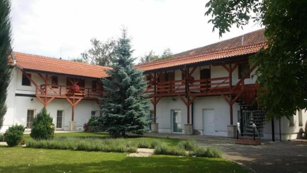Tursko格林俱乐部乡村民宿的一座白色的大建筑,有红色的屋顶