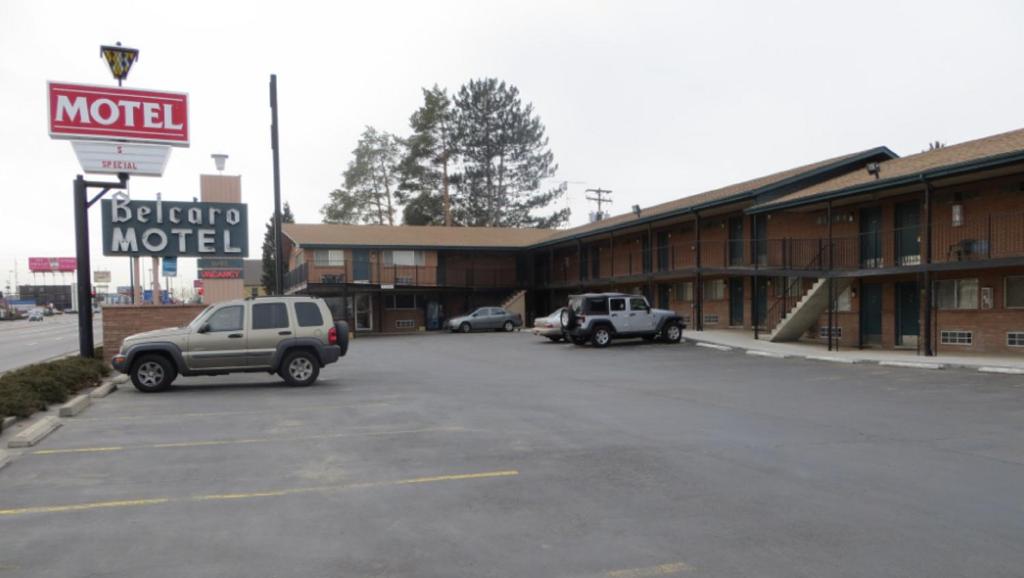 丹佛贝尔卡罗汽车旅馆的一家拥有两辆车停泊在停车场的汽车旅馆