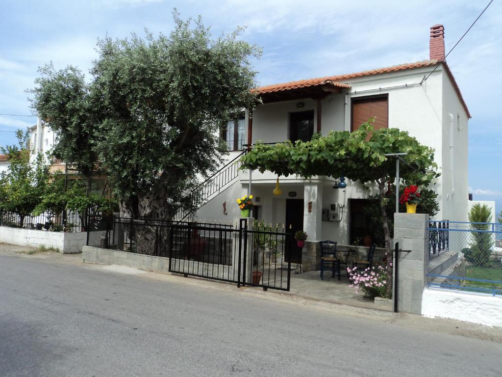 斯卡拉卡里拉奇斯Aegean Balcony的白色的房子,有栅栏和树