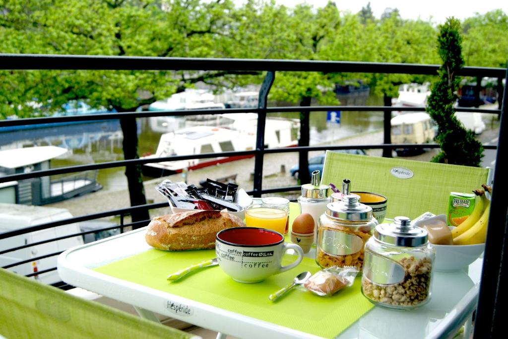 南特L'Erdream的阳台上的桌子上摆放着早餐食品托盘