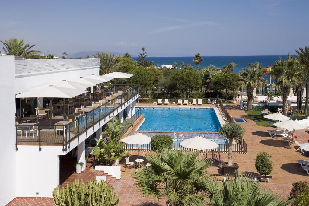 莫哈卡尔莫哈卡尔旅馆的享有带游泳池和遮阳伞的度假村景色