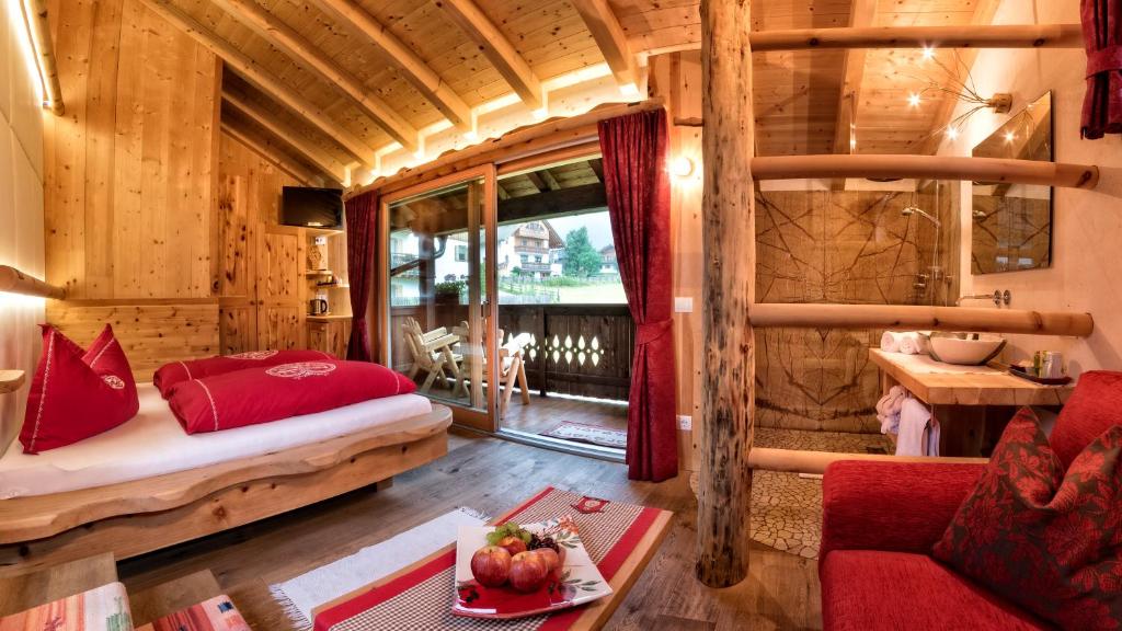 圣维吉利奥La Ücia by Fana Ladina的小木屋内的卧室,配有一张床和一张桌子