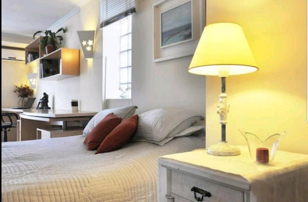 科尔多瓦Temporary Rental Apartments的一间卧室配有一张带台灯的床铺,
