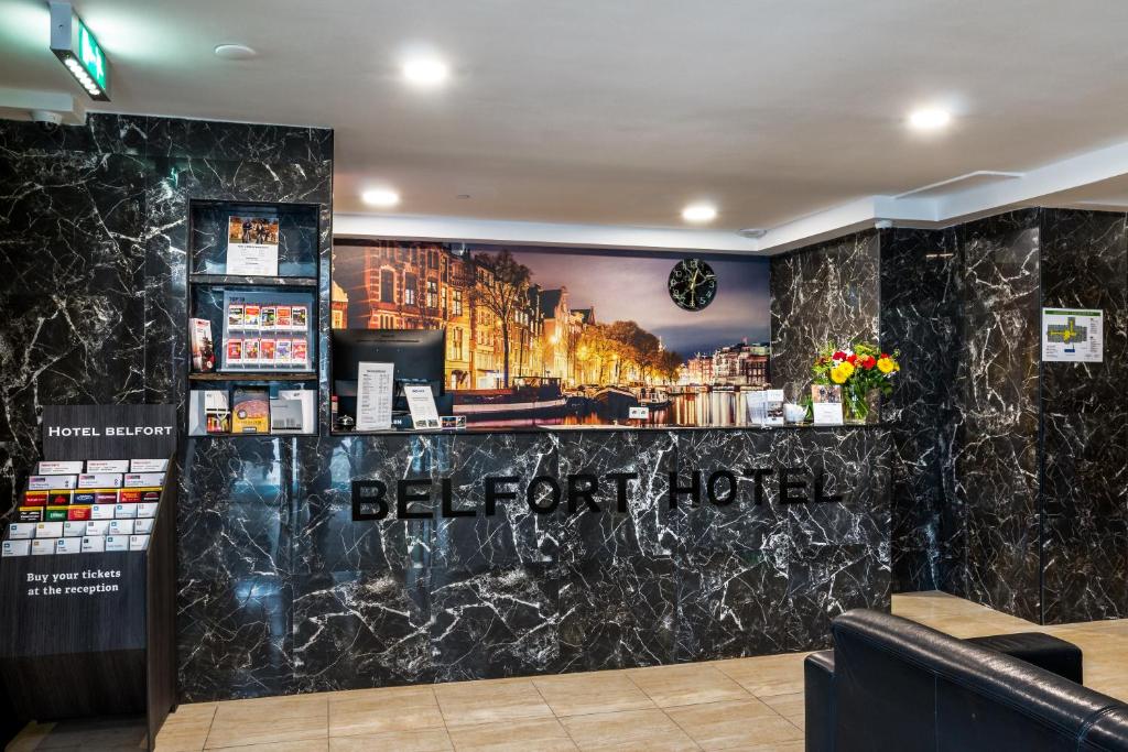 阿姆斯特丹贝尔福特酒店的一间商店,墙上挂着城市的照片