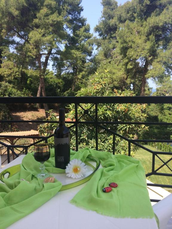 卡桑德里亚Villa Elani的一张桌子,上面放着一瓶葡萄酒和一朵花