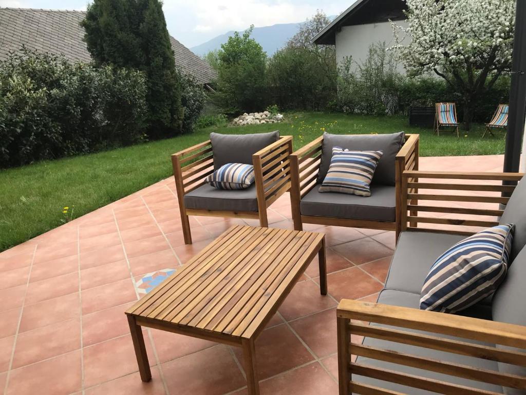 布莱德Villa Dei Sogni的庭院配有三把椅子、桌子和长凳