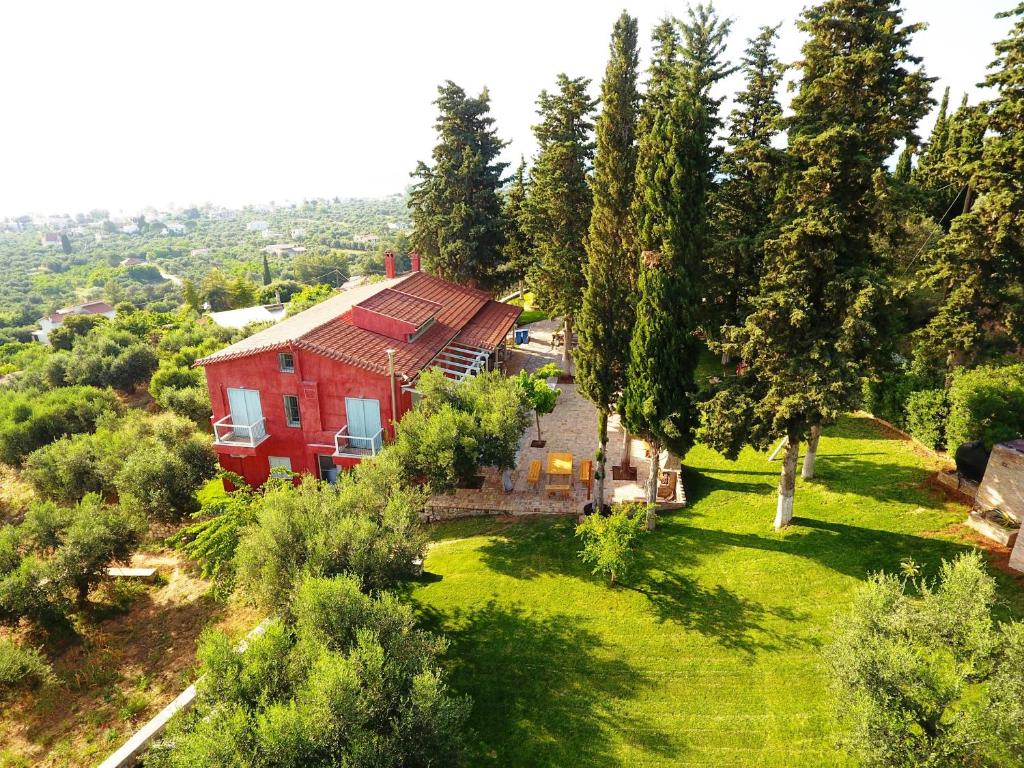 MonodhéndrionSea View Villa with 4 bedrooms - grECOrama的绿色庭院中红色房子的空中景色