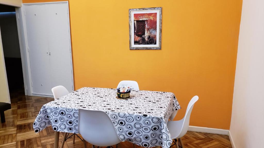布宜诺斯艾利斯Departamento Obelisco的一间带桌子和白色椅子的用餐室