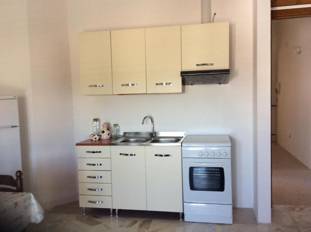 米内尔维诺迪莱切Appartamento Mare e Sole的一间带水槽和炉灶的小厨房