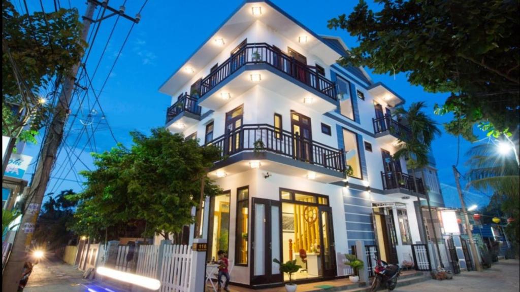会安Quynh Chau Homestay Hội An的一座白色的房子,上面有灯