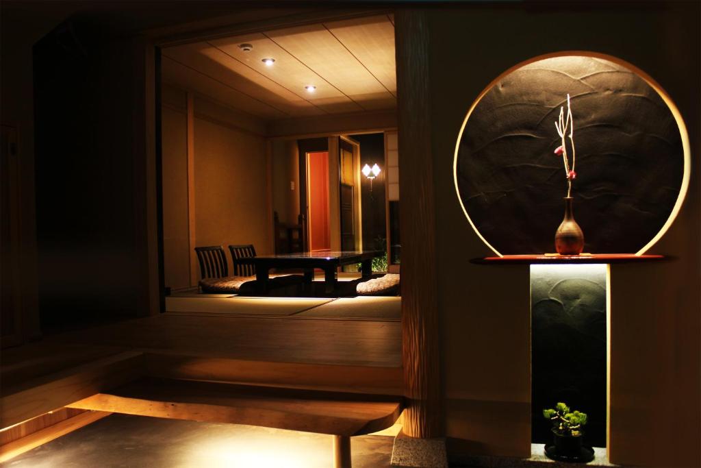 京都京町家易碧苏旅馆的一间设有大镜子和一张桌子的房间