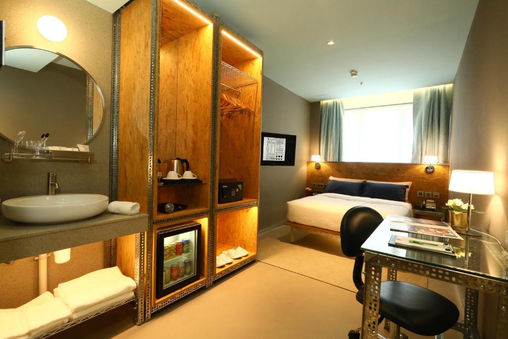 香港工業家酒店的浴室设有一间卧室,配有一张床和一个水槽