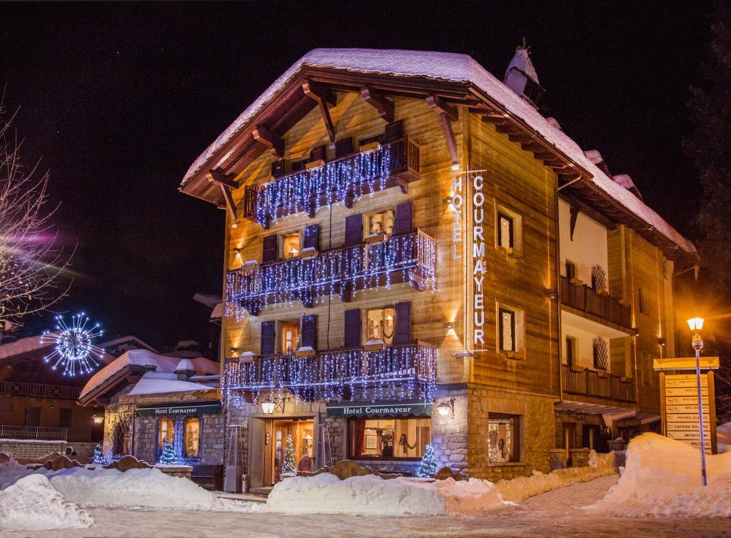 库马约尔科马约尔酒店的夜间在雪中,有蓝色灯光的酒店