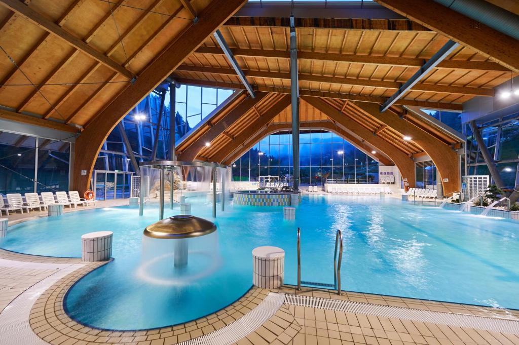 雷兹夫图新斯诺威克生态温泉酒店的大楼内的大型室内游泳池
