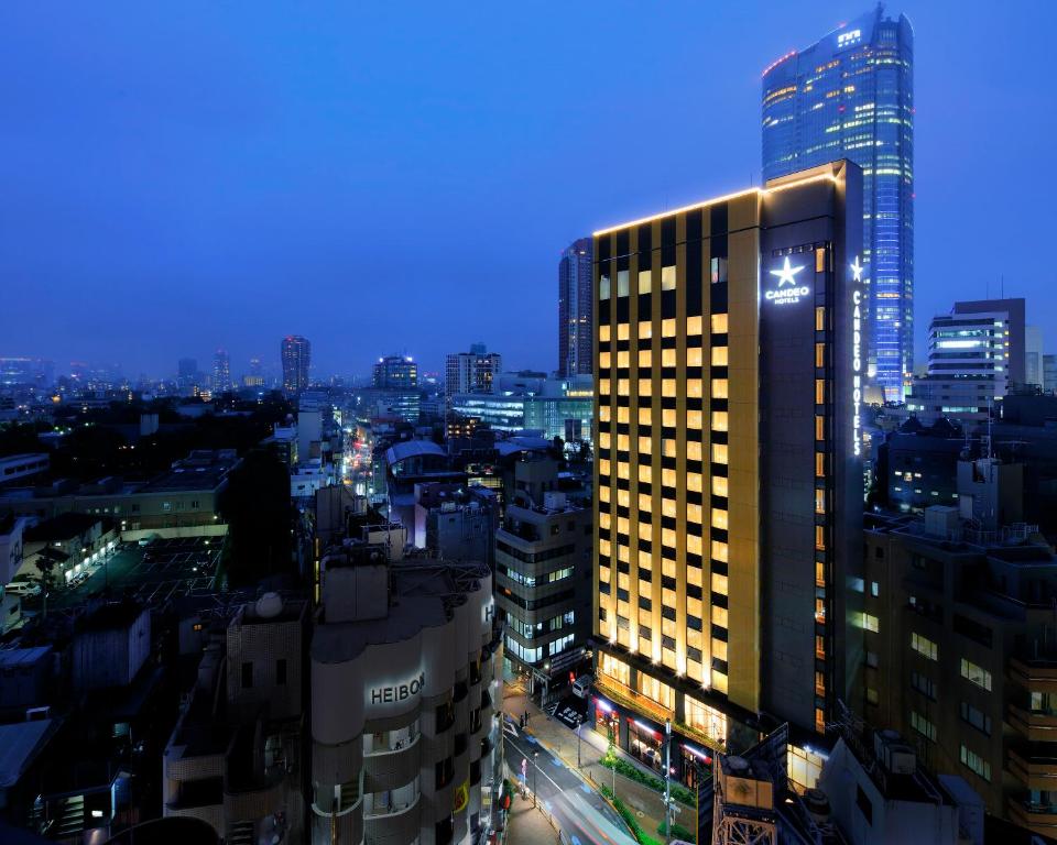 东京东京六本木公寓酒店的城市的一座有灯光的建筑