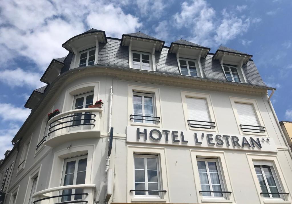 滨海图维列Hôtel L'Estran的享有酒店景致的大型白色建筑