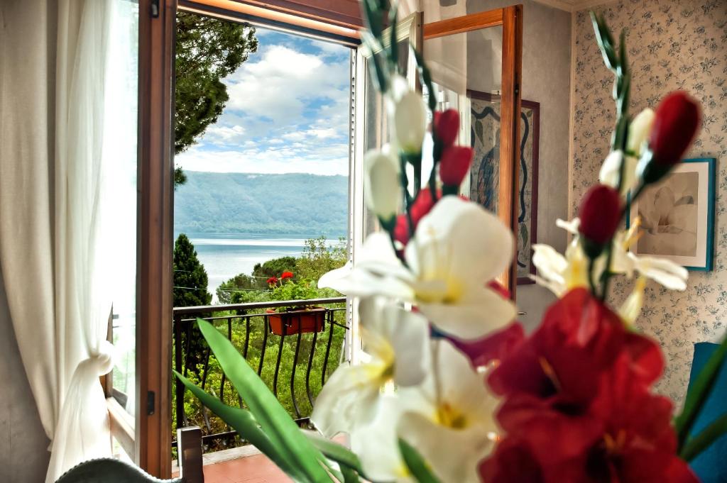 冈多菲堡Villalbert的鲜花和海景窗户