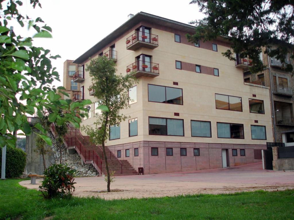 圣基里科-德贝索拉桑特基尔塞德韦索拉酒店的公寓大楼前方设有楼梯