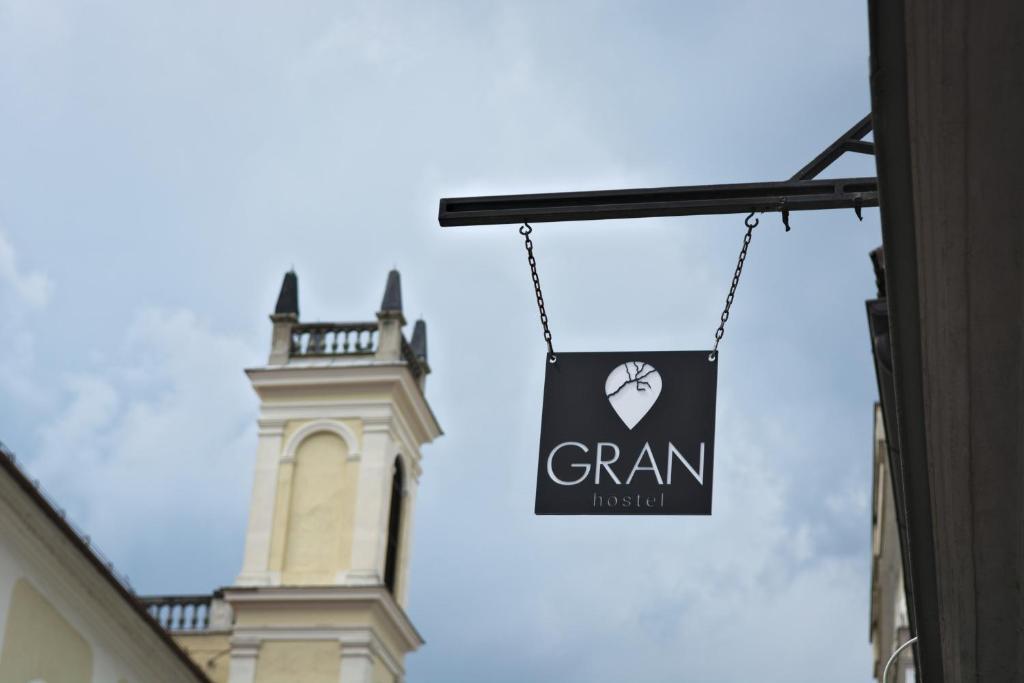 班斯卡-比斯特里察GRAN hostel的挂在塔楼前的建筑物上的标志