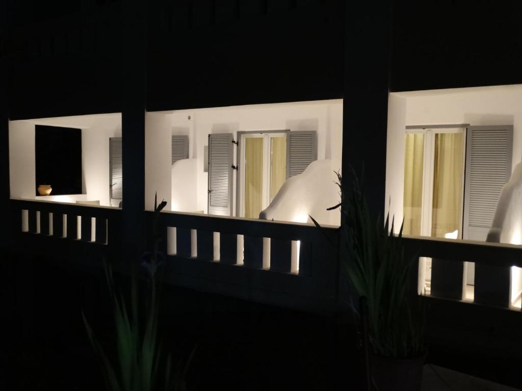 纳克索乔拉Anassa Studios的从黑暗的房间里透过窗户欣赏美景