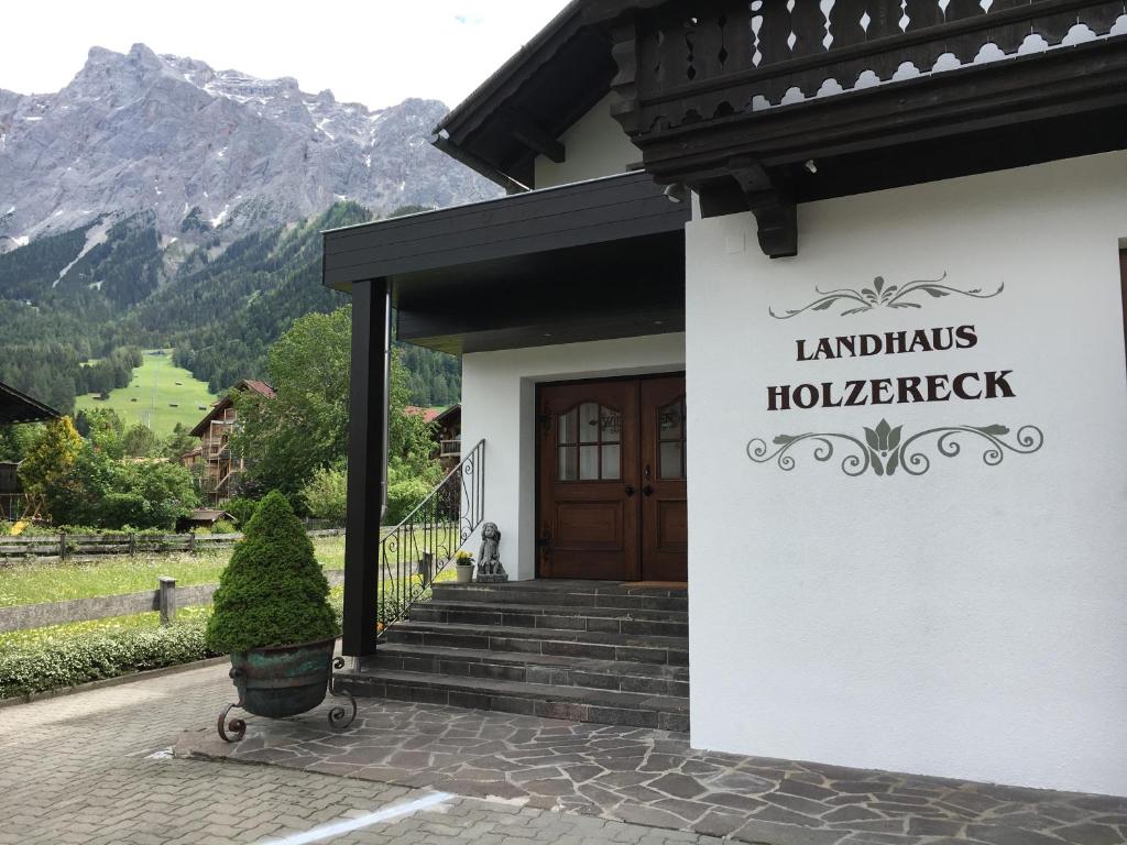 埃尔瓦尔德Landhaus Holzereck的一座建筑物,上面有标志,上面写着房东家宅的书