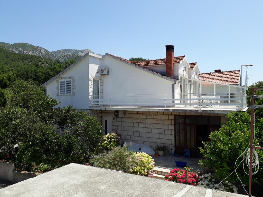 维甘Apartment Ivana的白色的房子,上面设有阳台