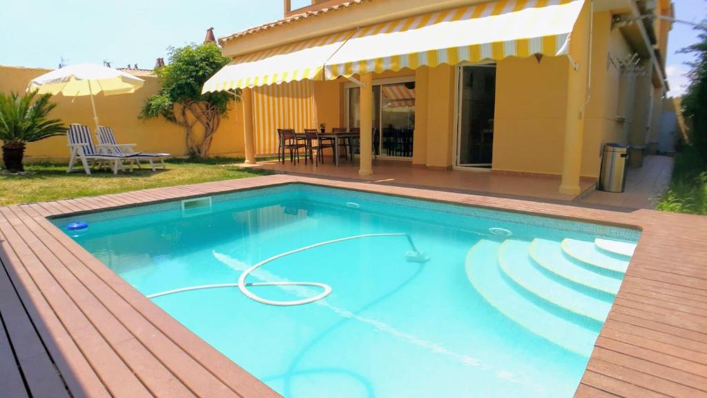 圣佩德罗-德里瓦斯Mi Casa的房屋前的游泳池