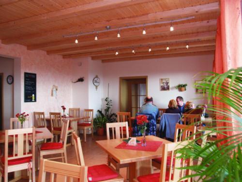 俄伦比斯帕纳拉玛歌斯福斯特玛乐酒店的一间设有木桌椅的餐厅,可容纳4人